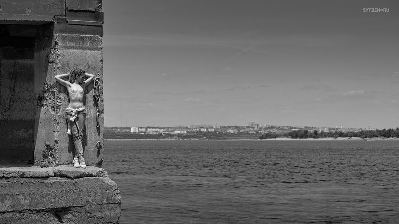 девушка, топлесс, грудь, причал, вода, руины, стоять, молодая, женщина, обнаженная, ,  фото превью