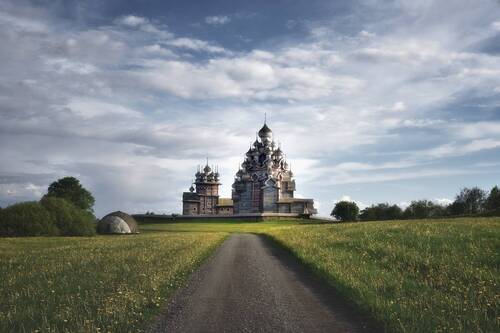 По дороге к храму