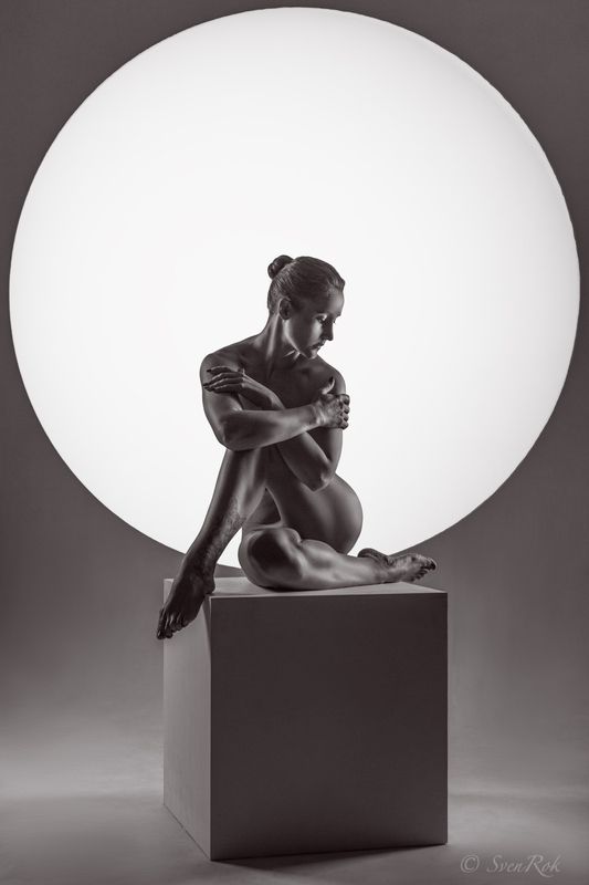 Девушка на кубе фото превью