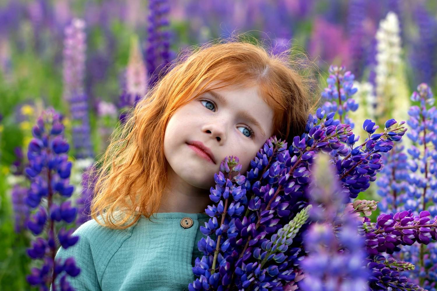 девочка, рыжие волосы, веснушки, люпины, цветы, поле, лето, Наталья Герцен