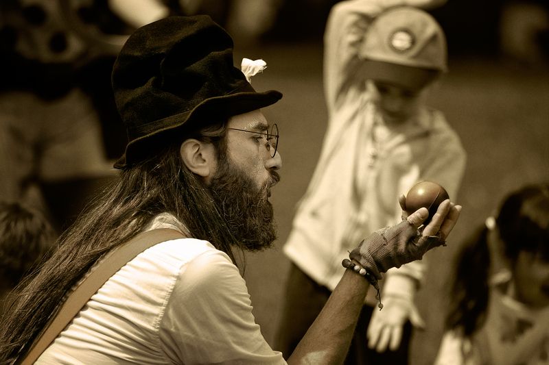 монохром, городские картинки, уличный портрет, мужской уличный портрет, дети На детском празднике фото превью