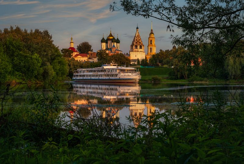 россия, коломна, лето, московская область, храм, церковь, православие, вечер, закат, колокольня, кремль, река, корабль, теплоход Кораблик фото превью
