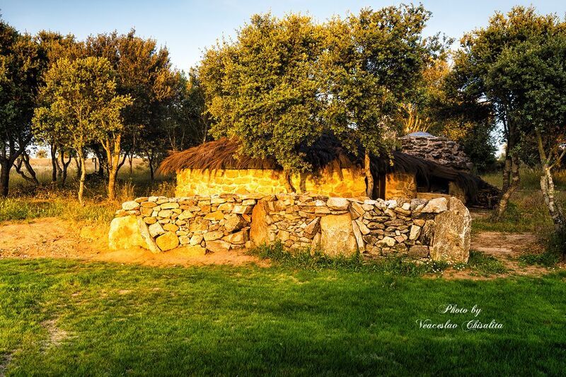 #природа #архитектура #искусствожизни #традиции #деревня #свет #история #ruralheritage #stonehouse #naturephotography #sunsetlight #oldarchitecture #landscapephotography #rusticvibes «Время в камне» фото превью
