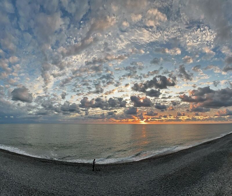 Под облаками на закате фото превью