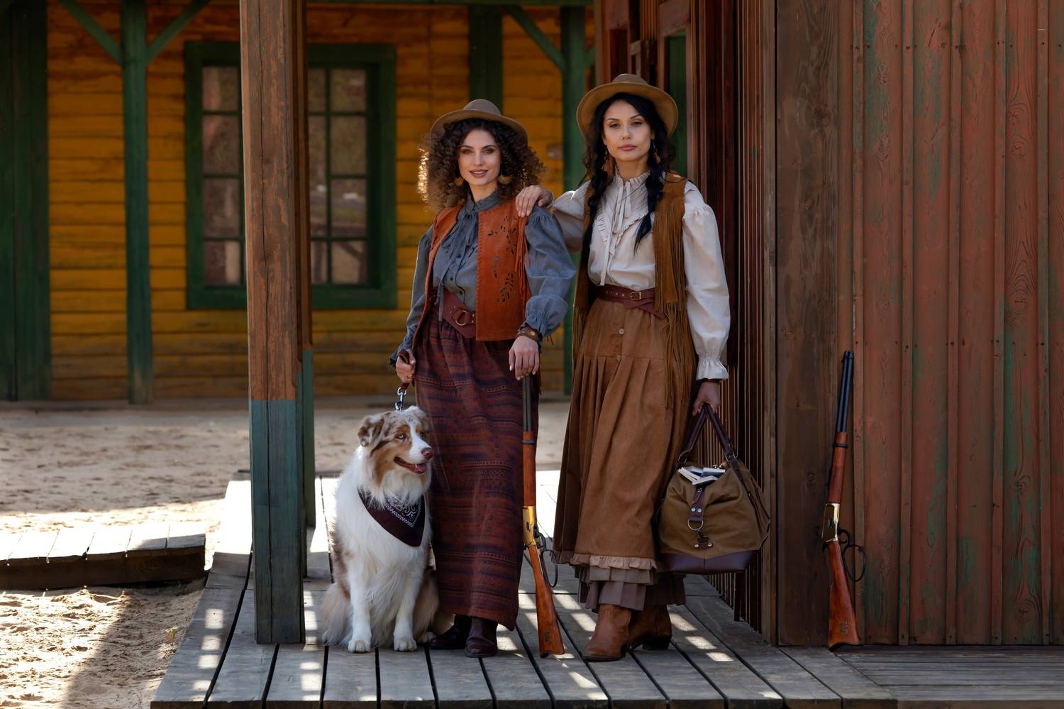две девушки, жанр, ранчо, лето, собака, мушкет, юбки, жилеты, шляпы, деревянные постройки, солнечный день, Наталья Герцен