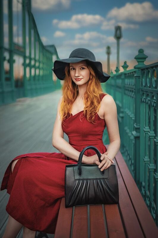 девушка страсть красота линии нежность взгляд свет мода стиль Девушка в красном фото превью