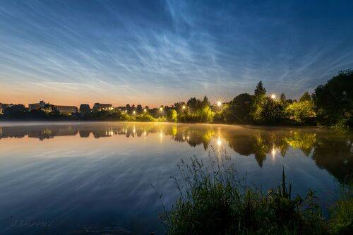 Серебристые облака над прудом