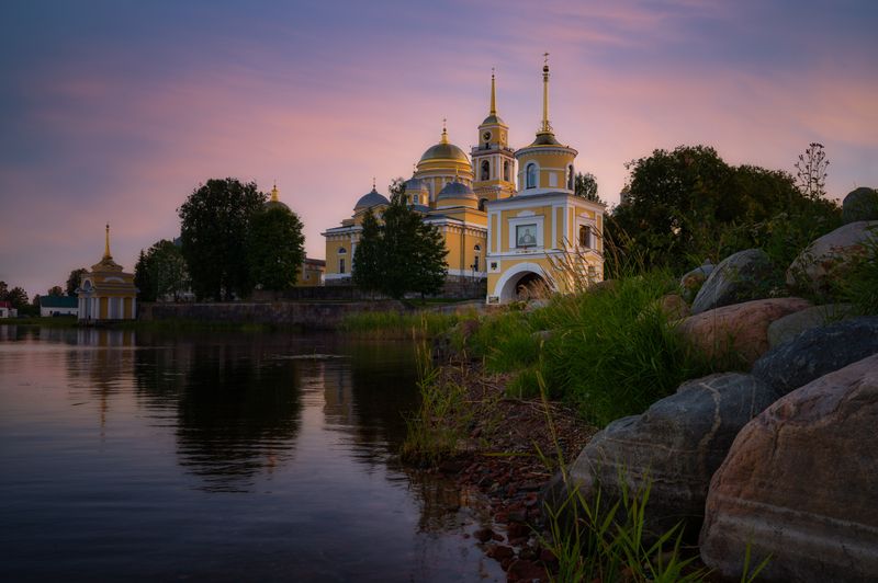 россия, селигер, нилова пустынь, тверская область, храм, церковь, православие, монастырь, вечер, колокольня, закат Камушки фото превью