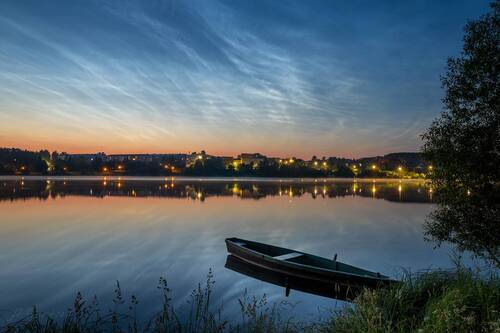 Серебристые облака над прудом