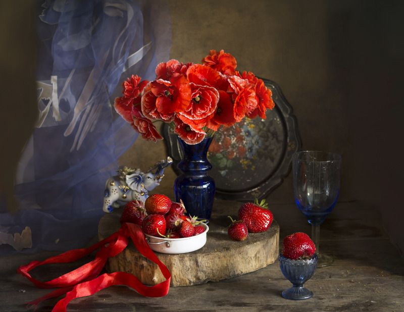 букет, маки, клубника, синий кувшин, лето Клубника и маки фото превью