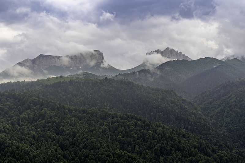 Россия, Краснодарский край, Мостовской район, Бароновы поляны, Чёртовы ворота, Восточный и Западный Ачешбоки Июньский вид с Бароновых полян фото превью