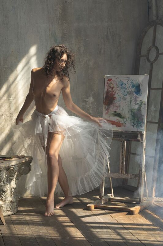 Настя позирует художнику на фоне его рабочего места. Так получилось, что он отошёл отрыть форточку фото превью