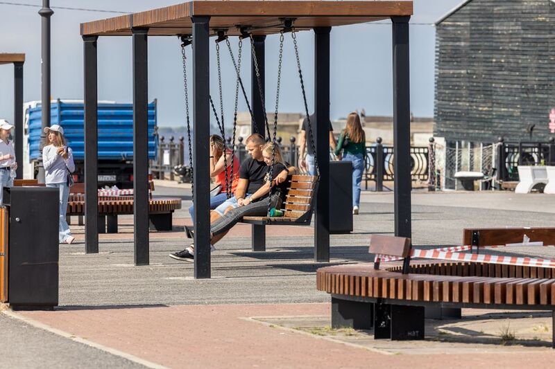 Романтические качели на набережной Северной Двины фото превью