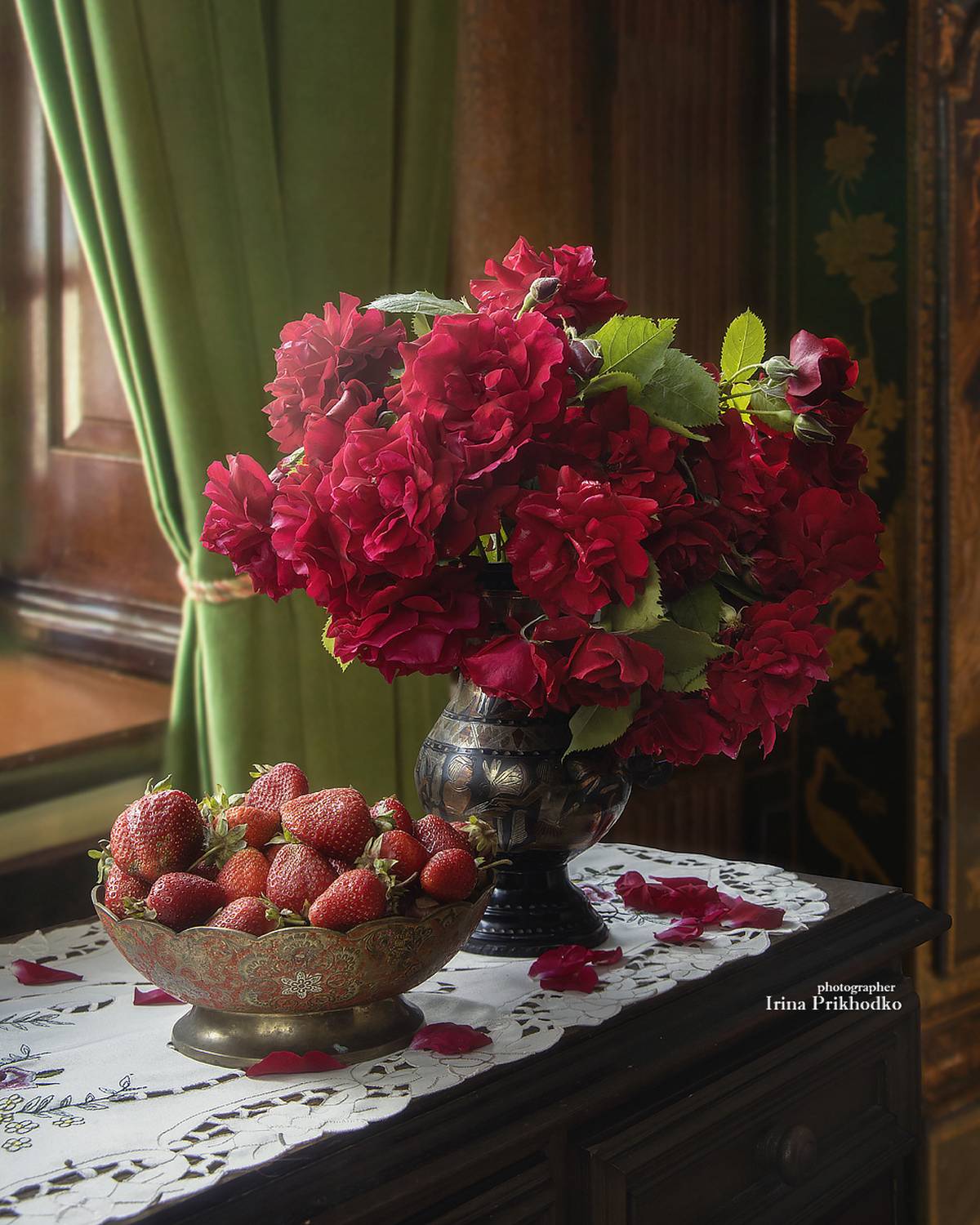 натюрморт, лето, красные розы, букеты, клубника, Приходько Ирина