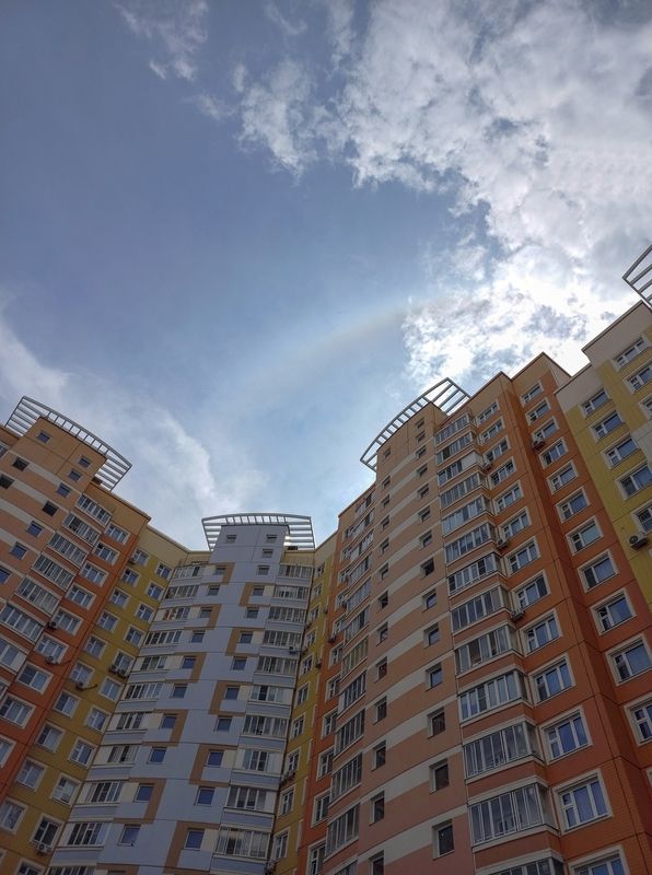 Радуга над домами фото превью