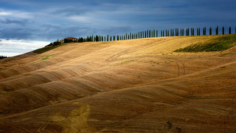 Тоскана. Холмы неподалёку от Ашано. Свет сквозь облака фото превью