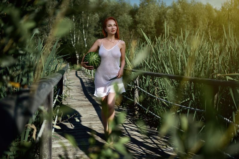 девушка, girl, рыжая, redhead, арбуз, watermelon, мост, bridge История одного арбуза/The story of a watermelon фото превью