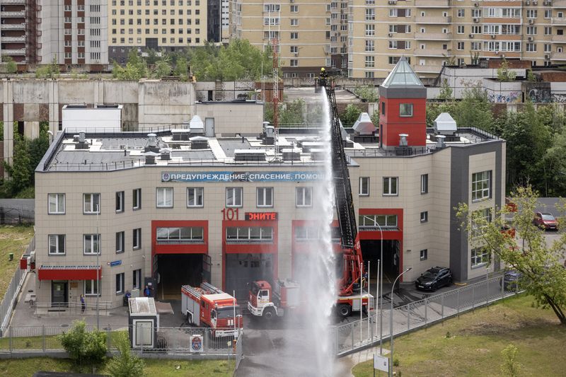 Пожарные проверяют работу оборудования фото превью