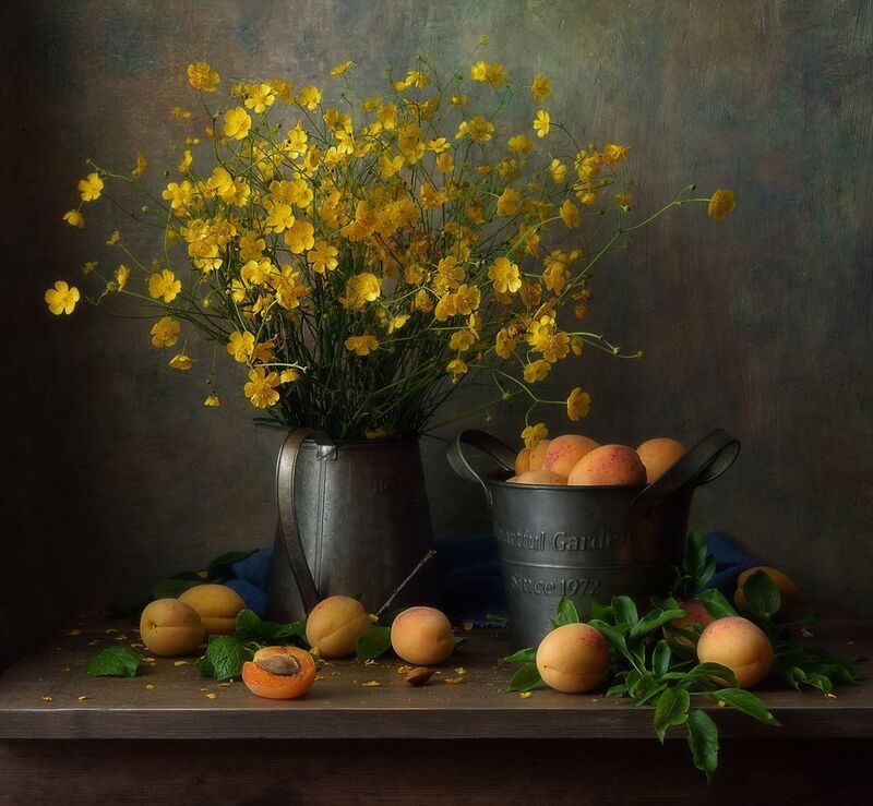 натюрморт,абрикосы,цветы,лютики лютики и абрикосы... фото превью