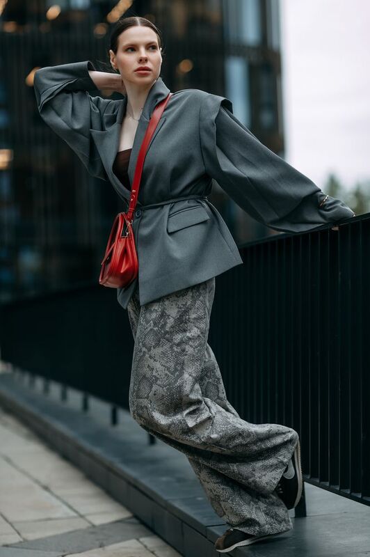 молодая девушка, городской стиль, дворы, на открытом воздухе Анна фото превью