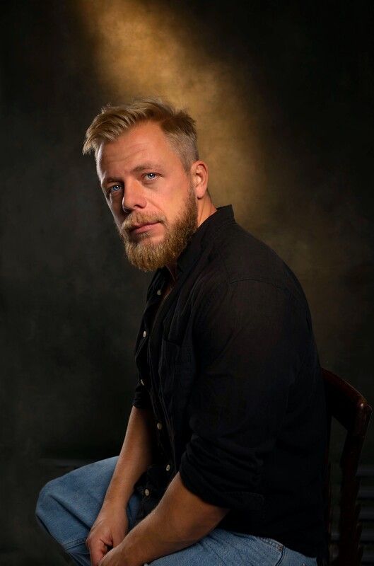 мужчина, голубые глаза, черная рубашка, студия, портрет Без слов фото превью