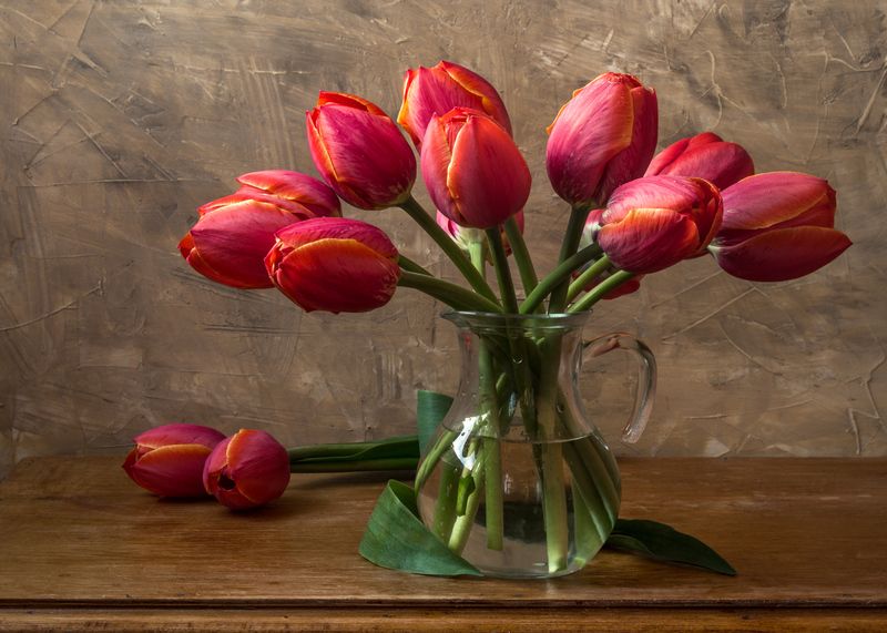 Тюльпаны в стеклянном кувшине. фото превью