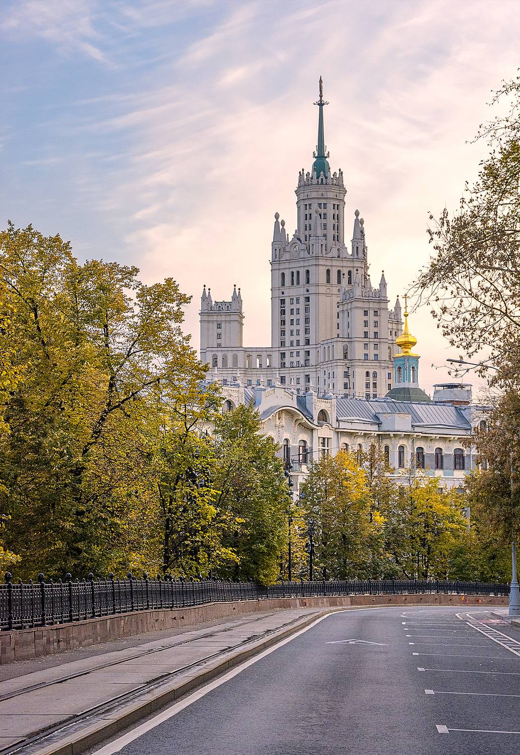москва, городской пейзаж, небоскреб, сталинская высотка, яузский бульвар, бульварное кольцо, архитектура, 1950х, пустая улица, вечерний город, закат, краски неба, осень, золото, панорама, желтый, желтые листья, moscow, cityscape, skyscraper, stalin, boule, Лебедев Кирилл