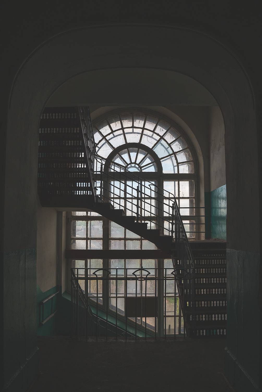 архитектурный стиль, модерн, высокое окно, интерьер, холл, архитерктурные детали, old window, architectural style, modern, high window, interior, hall, architectural details, Лебедев Кирилл