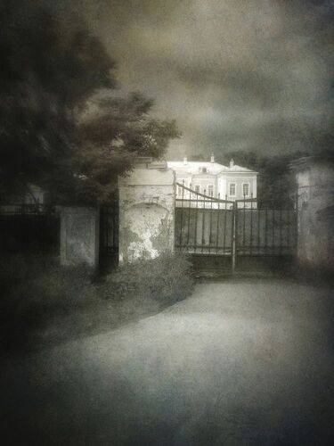 У старой усадьбы.