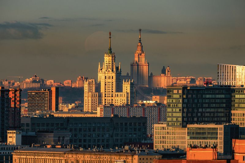 москва, moscow, архитектура, сталинские высотки, россия, russia, moon, полнолуние Заход Луны между Сталинскими высотками фото превью