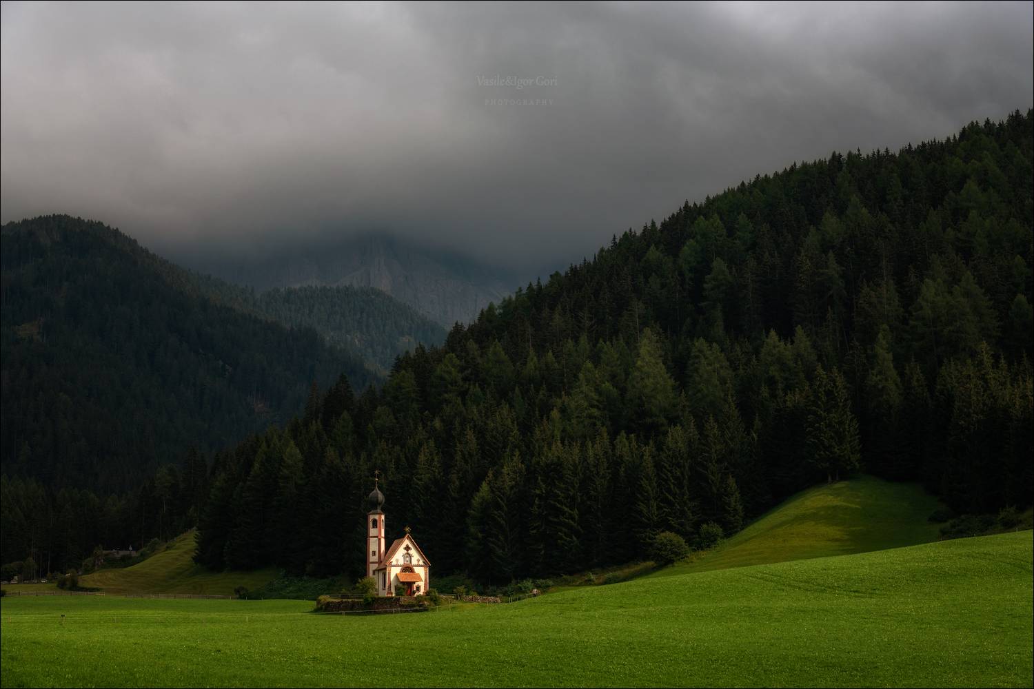 доломитовые альпы,santa maddalena,деревня,val di funes,лето,odle,италия,alps,ranui,san giovanni,церквушка,hills, Гори Василий