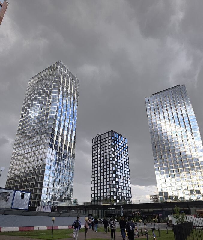 гроза, солнце, стройка, здания Гроза и солнце фото превью