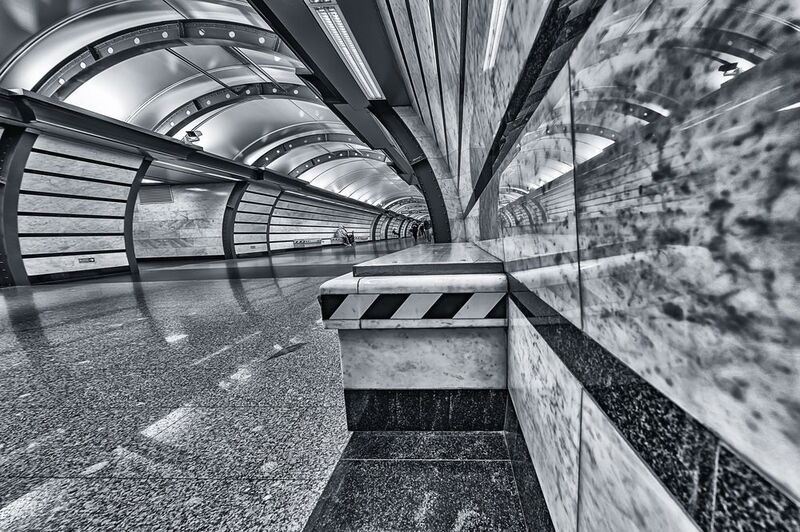 метро станция интерьер подземка переход отражения чёрно белое Отражения фото превью