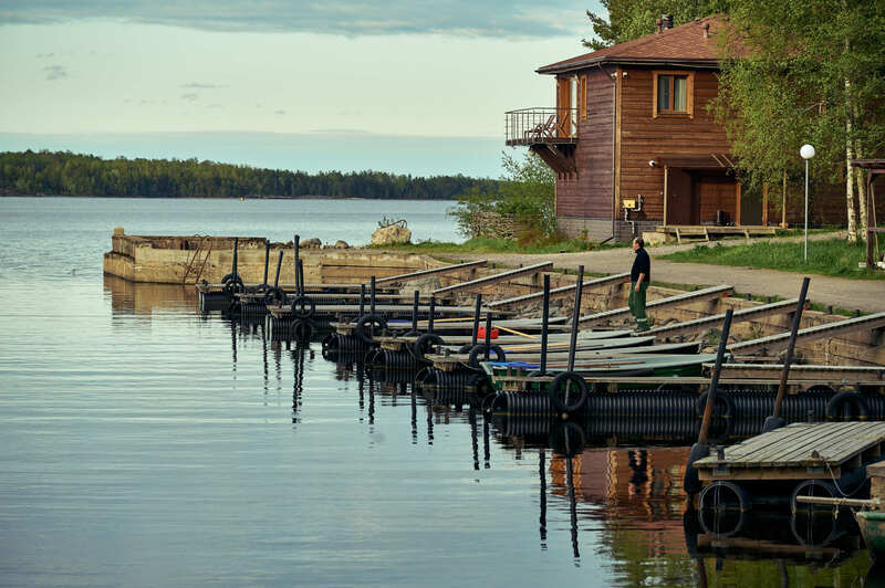 озеро, причал, дом у причала фото превью