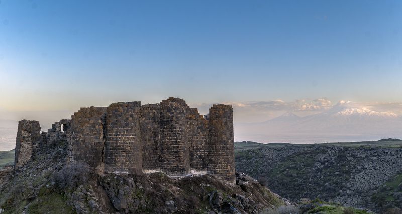 Армения. Замок Амберд на фоне Арарата фото превью