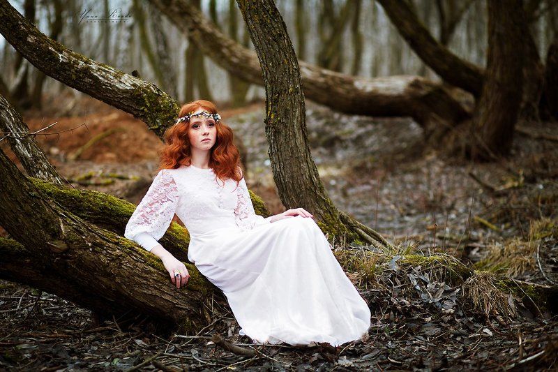 весна, девушка, рыжая, сказка, весна, дерево, природа, белое платье, венок, цветы  Маргарита фото превью