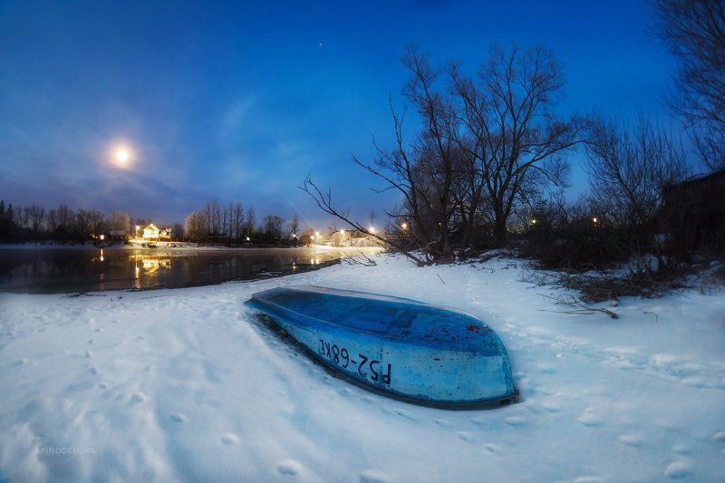 рассвет свет фонари утро река вода снег мороз лодка следы деревья луна Утро на Волге фото превью