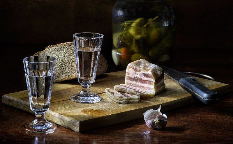 Сало и водка фото превью