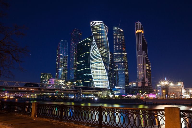 Москва, архитектура, город, пейзаж, городской, река, Россия, набережная, небоскребы, Сити, современный, финансы, экономика, утро, небо, синее, сумерки, огни, подсветка Москва фото превью