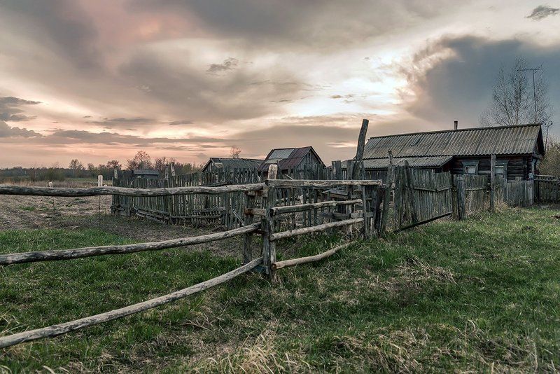 село,вечер,изгородь,дом,небо,весна  фото превью