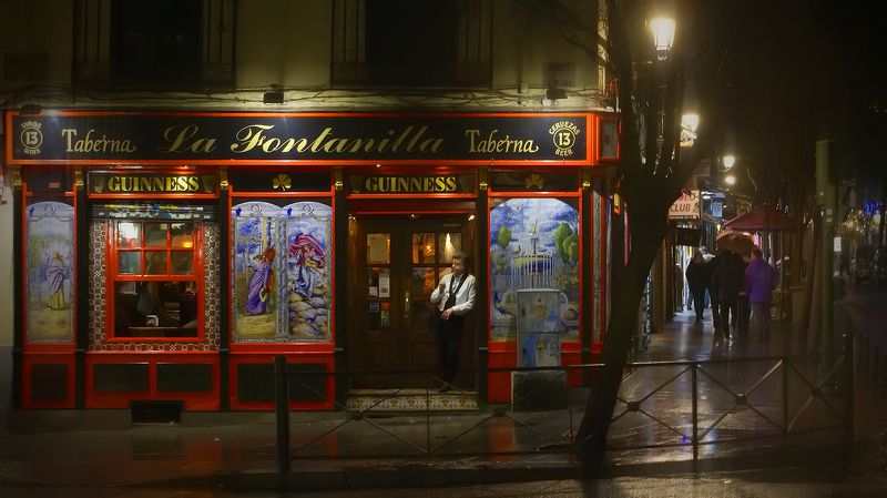 Испания Мадрид, 02.01.2016 Calle de la Cava Baja  Зимний вечер в Мадриде фото превью