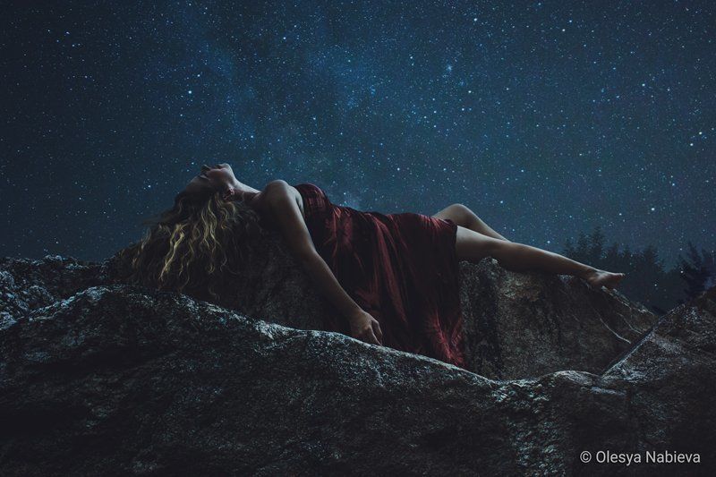 sky, jungle, girl, beauty, nature, blue, night, freedom, rock, outdoor, summer, beautiful, moon, fashion, female, stars, model, legs, sexy, tender, stone, blonde, silence, space, dress, dream, tenderness, sleeping, fantasy, awesome Walking through the jungle фото превью