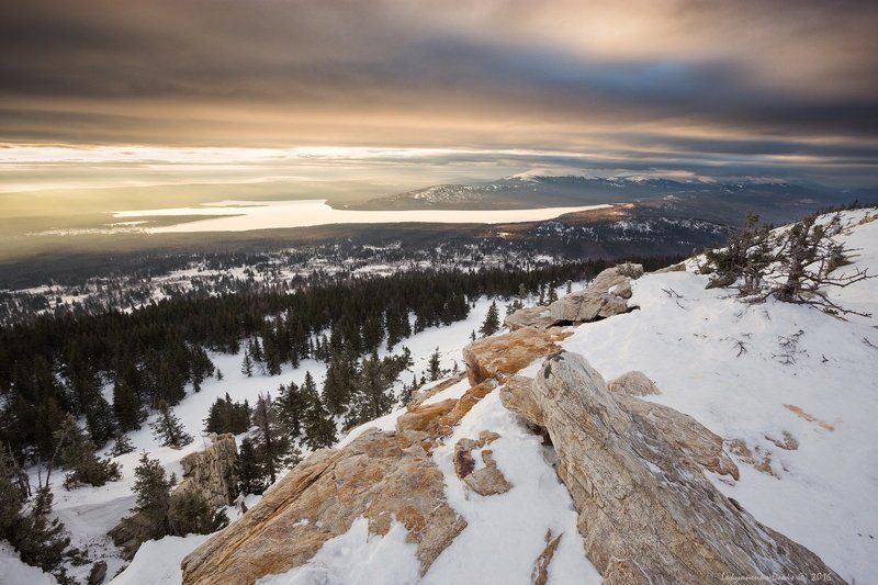 2016, зима, урал, горы, озеро, рассвет, утро, снег, свет, небо, облака, деревья, лес Золото Зюраткуля фото превью