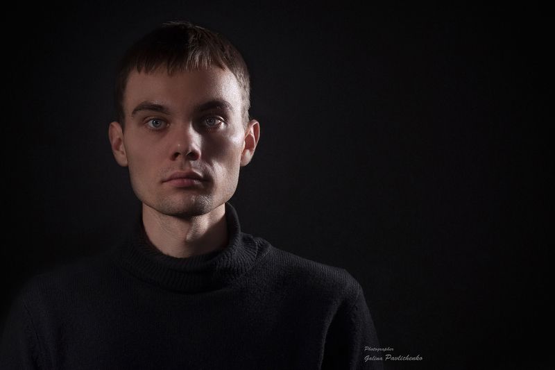 взгляд, глаза, лицо, мужчина, парень, портрет Один персонаж в разном свете фото превью