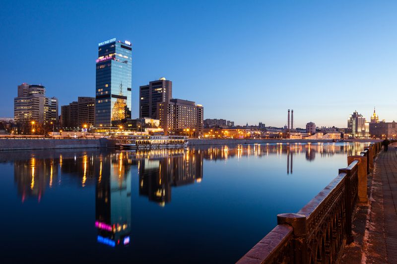 Москва, архитектура, город, пейзаж, городской, река, Россия, набережная, небоскребы, Сити, современный, финансы, экономика, утро, небо, синее, сумерки, огни, подсветка Комплекс Международного Торгового Центра фото превью