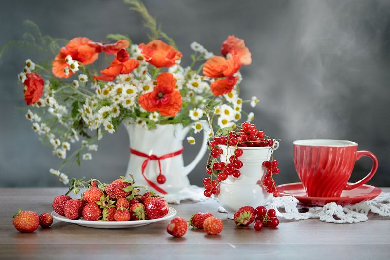 ягоды, клубника, смородина, цветы, букет, ромашки, маки, к Ягодный фото превью