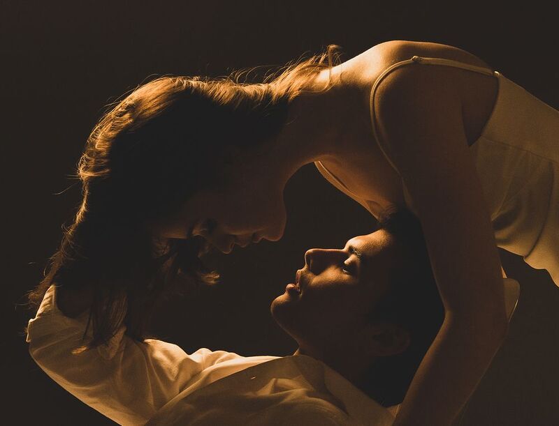 история любви, портрет пары, постановочная фотография, контровый свет, крупный план, прикосновение, love story, couple portrait, staged photography, backlit, studio portrait, close-up, touch, sensual Justify my love... фото превью