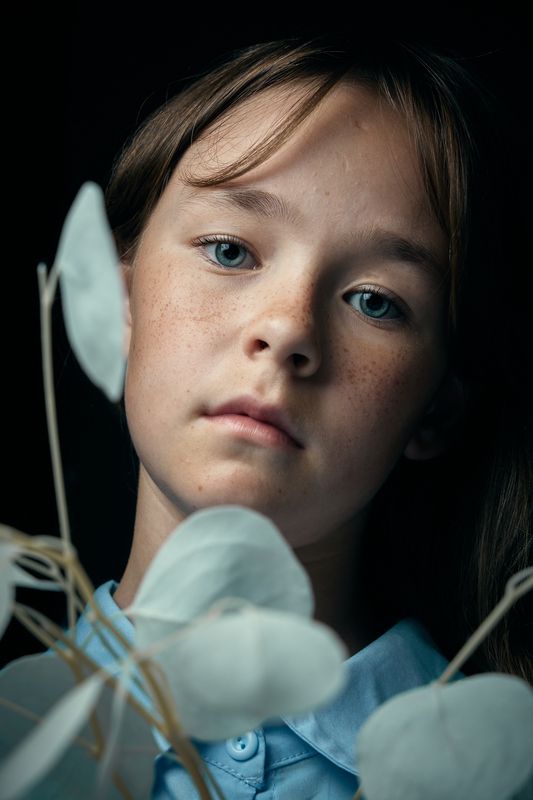 детский портрет, портрет, веснушки Портрет с эвкалиптом фото превью
