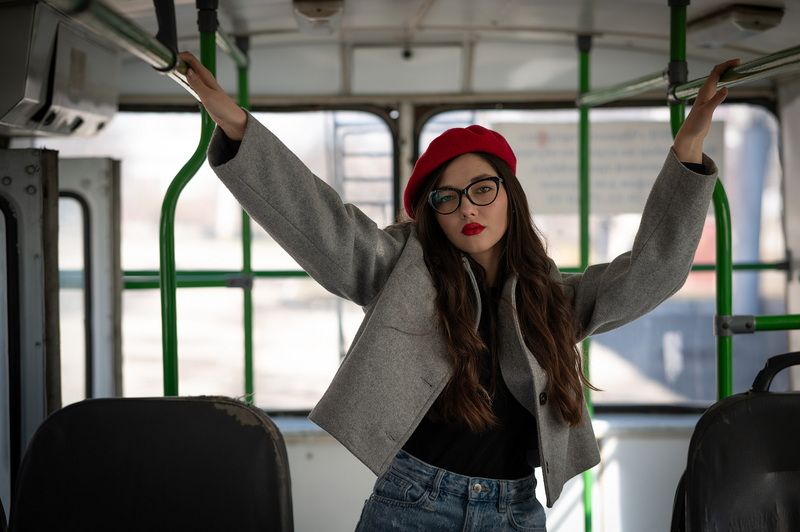 троллейбус, транспорт, автобус, маршрутка, город, берет, шапочка, очки, модель, азиатка, ногайцы КРАСНАЯ ШАПОЧКА фото превью