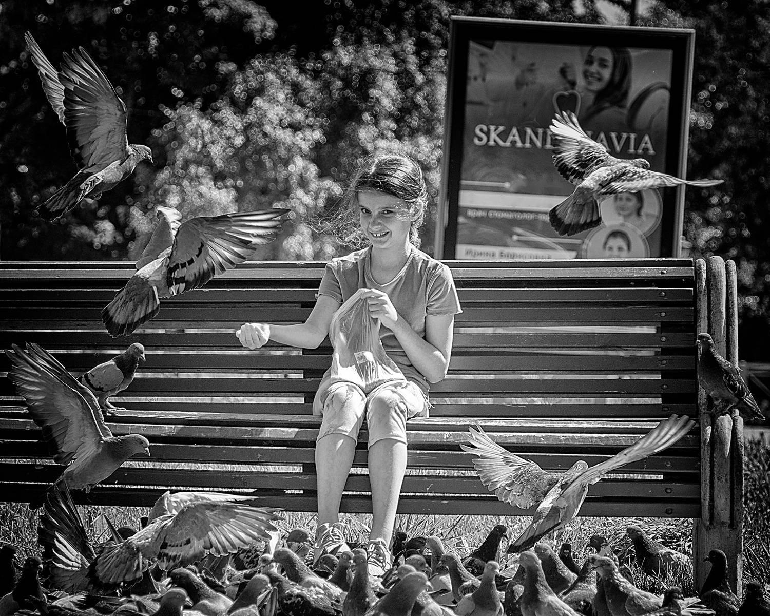 street, черно-белое, ребенок, радость, эмоции, городской портрет, детский портрет, девочка, кормить голубей, голуби, птицы в городе, лето в городе, солнечный день, black and white, child, joy, emotions, city portrait, children\\\'s portrait, girl, feeding, Лебедев Кирилл